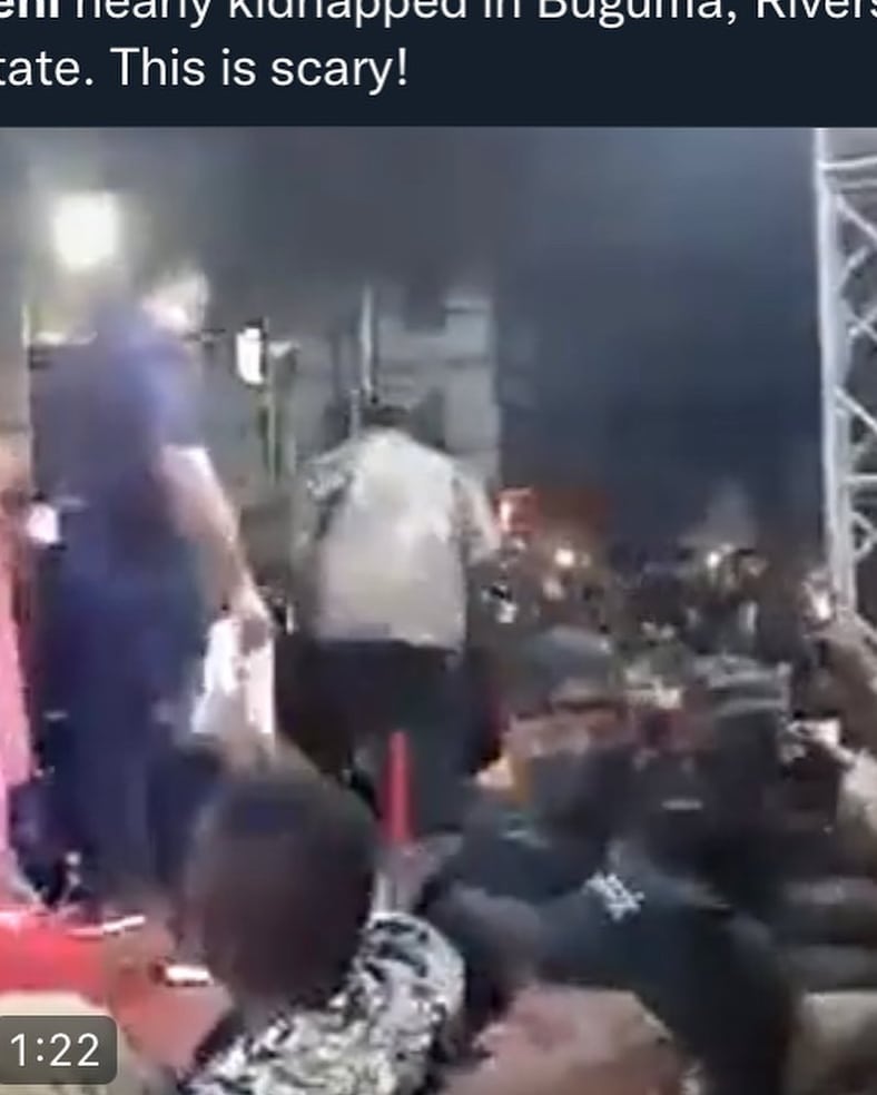 Port Harcourt people tried to kidnap, Teni while performing on stage.
